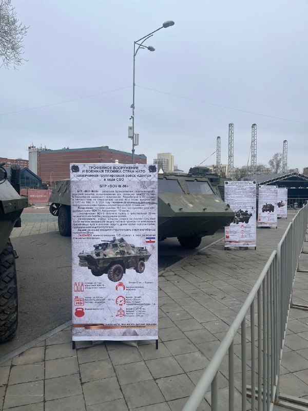 Стойки для выставки трофейной техники. Сварили, покрасили, обтянули — фото 3